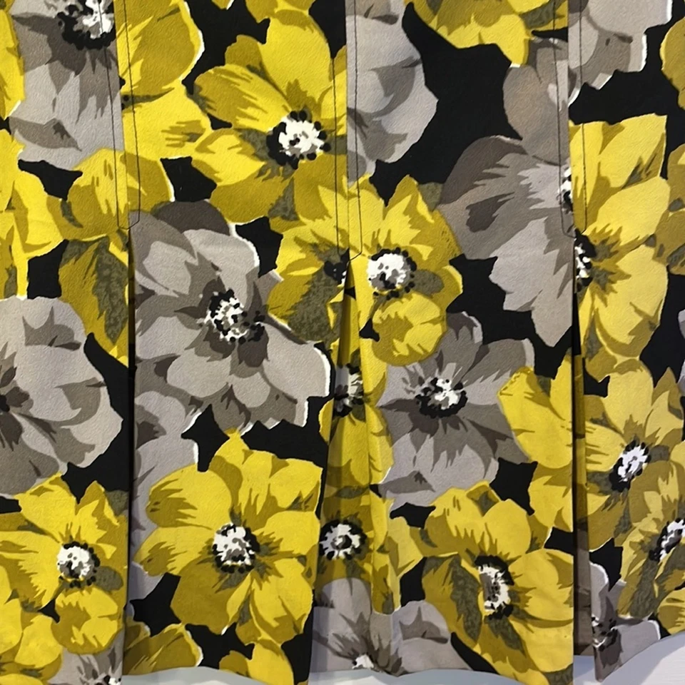 Who What Wear Falda plisada espalda floral amarilla negra talla 6 Foto 3 de 4