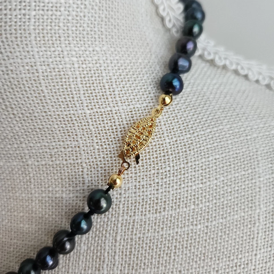 Collar vintage de perlas negras de agua dulce | 18" | Cierre de filigrana dorado Foto 4 de 4