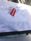 T shirt suprême Damian Hirst petit avec étiquettes, sac suprême et autocollant