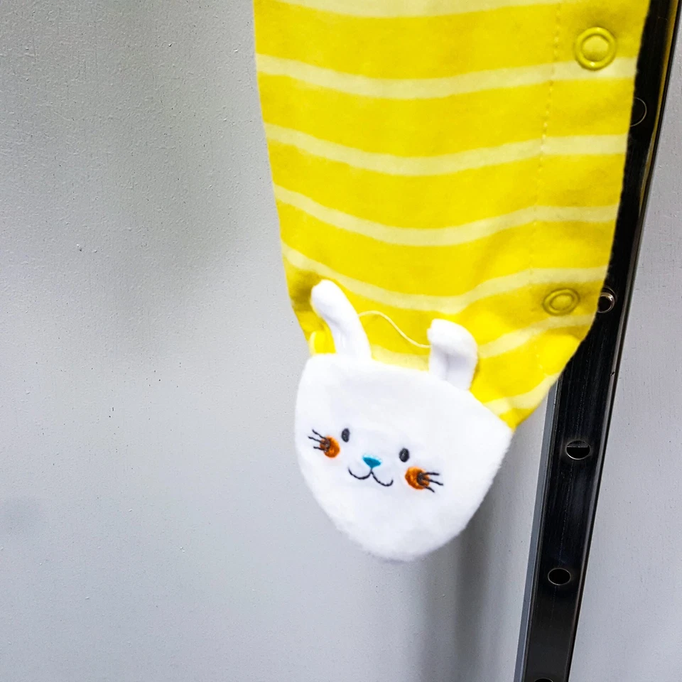 Bebé 1ª Pascua 9m Bebé Una Pieza Blanco Pies de Conejo Amarillo con Rayas Nuevo con etiqueta Foto 3 de 4