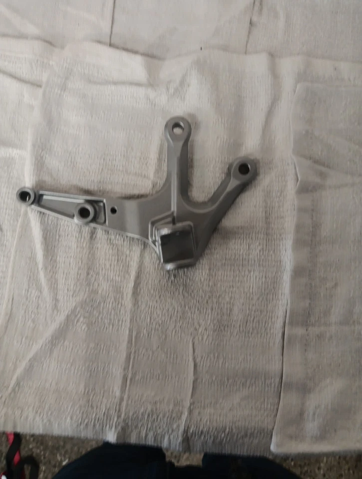2020 Oem Yamaha R3 Bracket#1WD-F7443-00-00 Foto 2 de 4