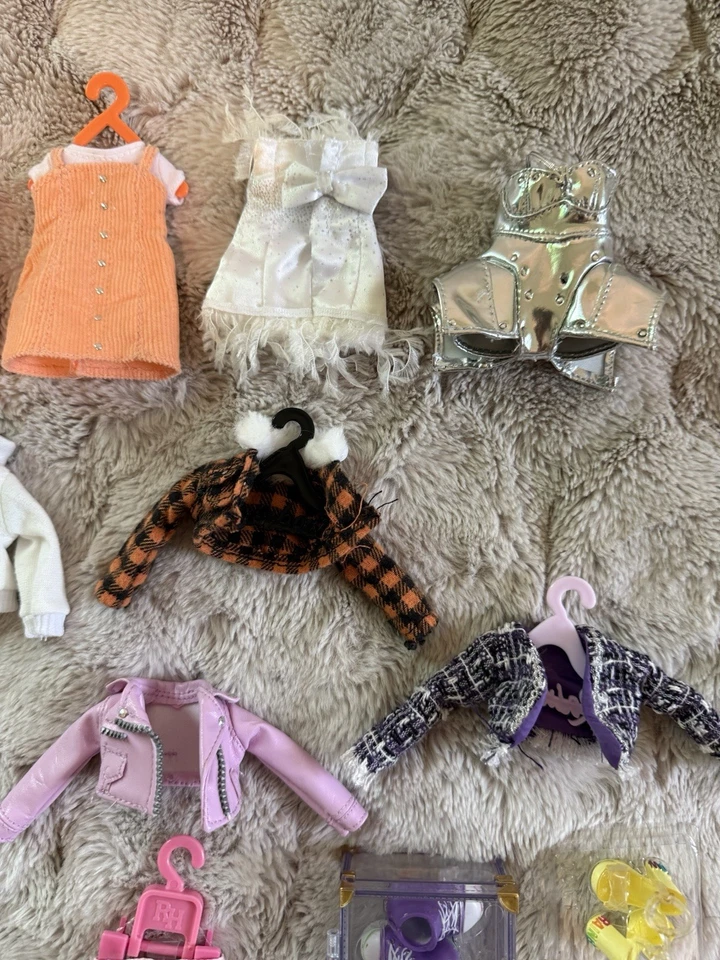 Lote de ropa y accesorios para muñecas MGA Rainbow High - Trajes, chaquetas, zapatos y silla Foto 3 de 4