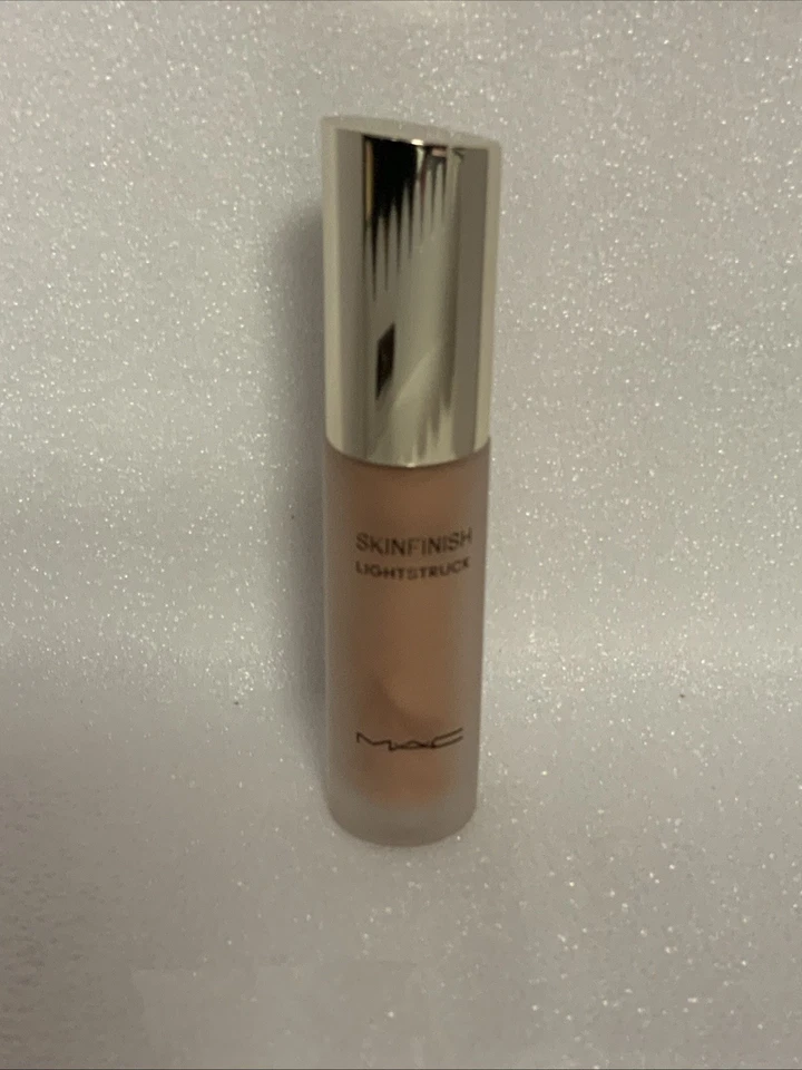 Mac cosmetics Skinfinish Lightstruck Liquid Highlighter | Space Slippers - Image 2 of 4