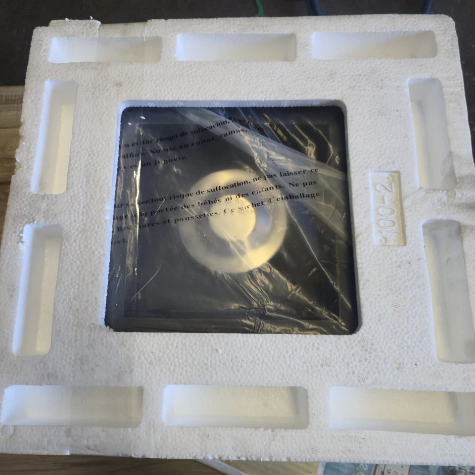 Hampton Bay 14" x 14" x 6.7" 8000 BTU Mesa Cuadrada de Acero Propano Fogata Bronce Foto 3 de 4