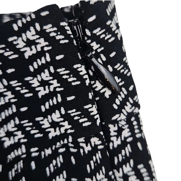 Pantalones cortos Express para mujer estampados en blanco y negro con 4 bolsillos forrados Foto 3 de 4
