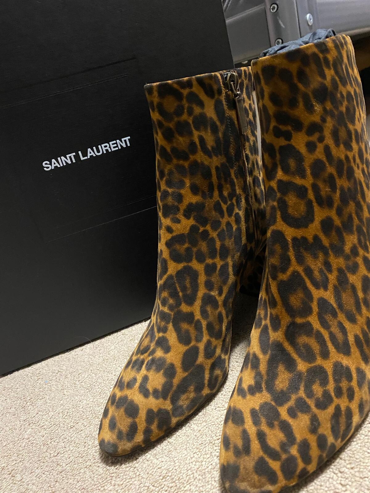 SAINT LAURENT Stivaletti in pelle scamosciata tacco