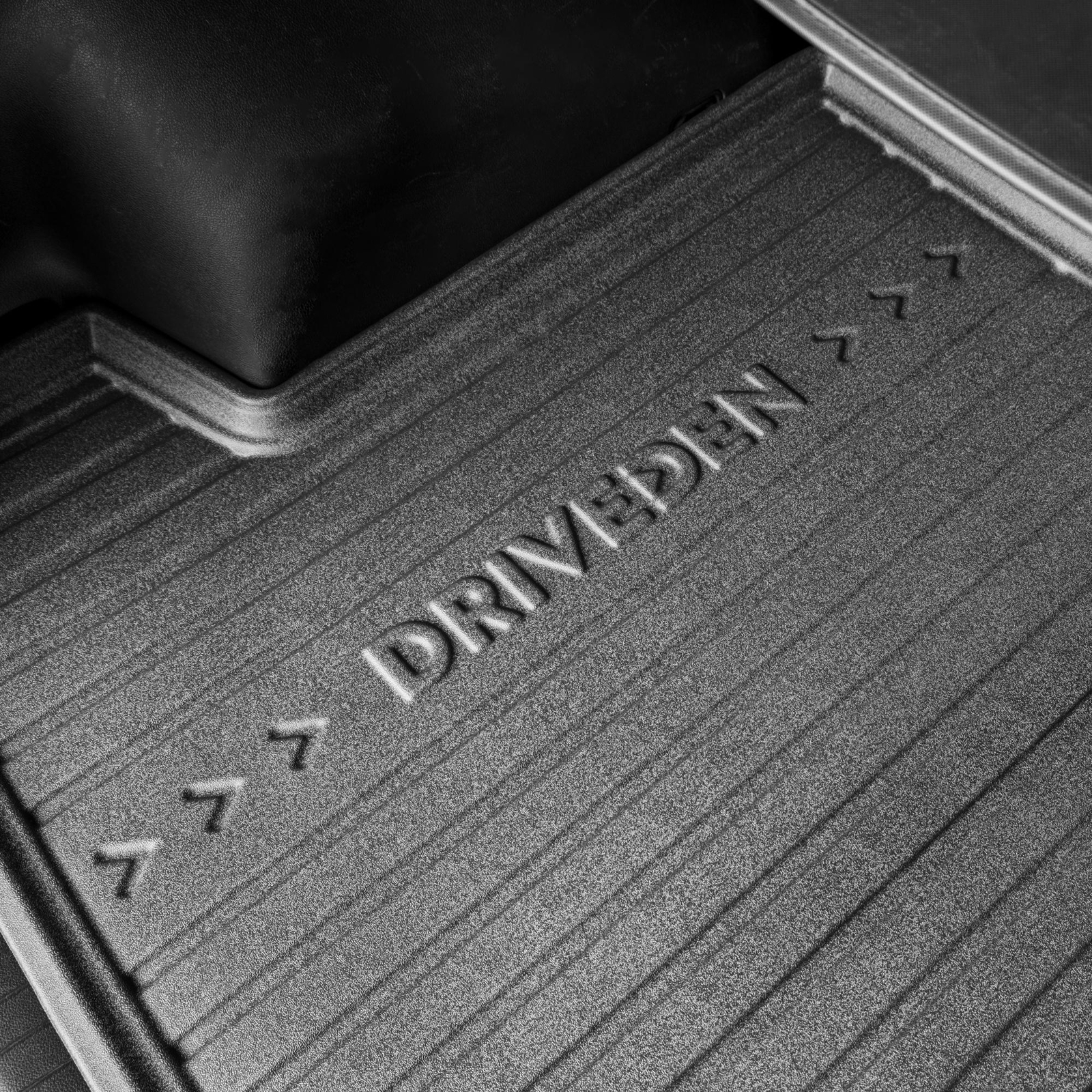 DriveDen Tailored Rubber Car Boot Liner Mat for VW Tiguan Mk.2 1623