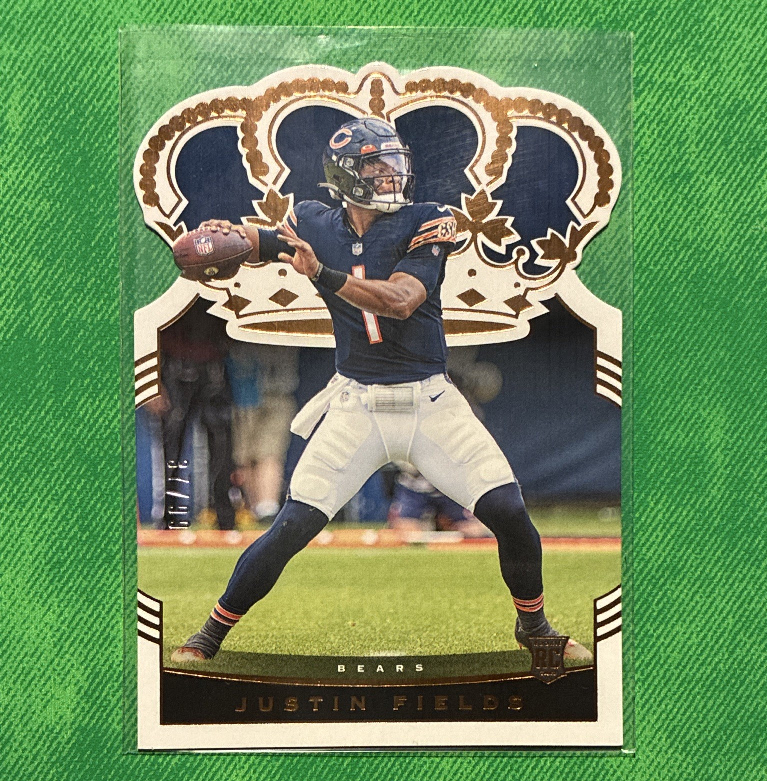 37/99 short print 2021 Chronicles Crown Royale Rookie Die-Cut RC Justin Fields