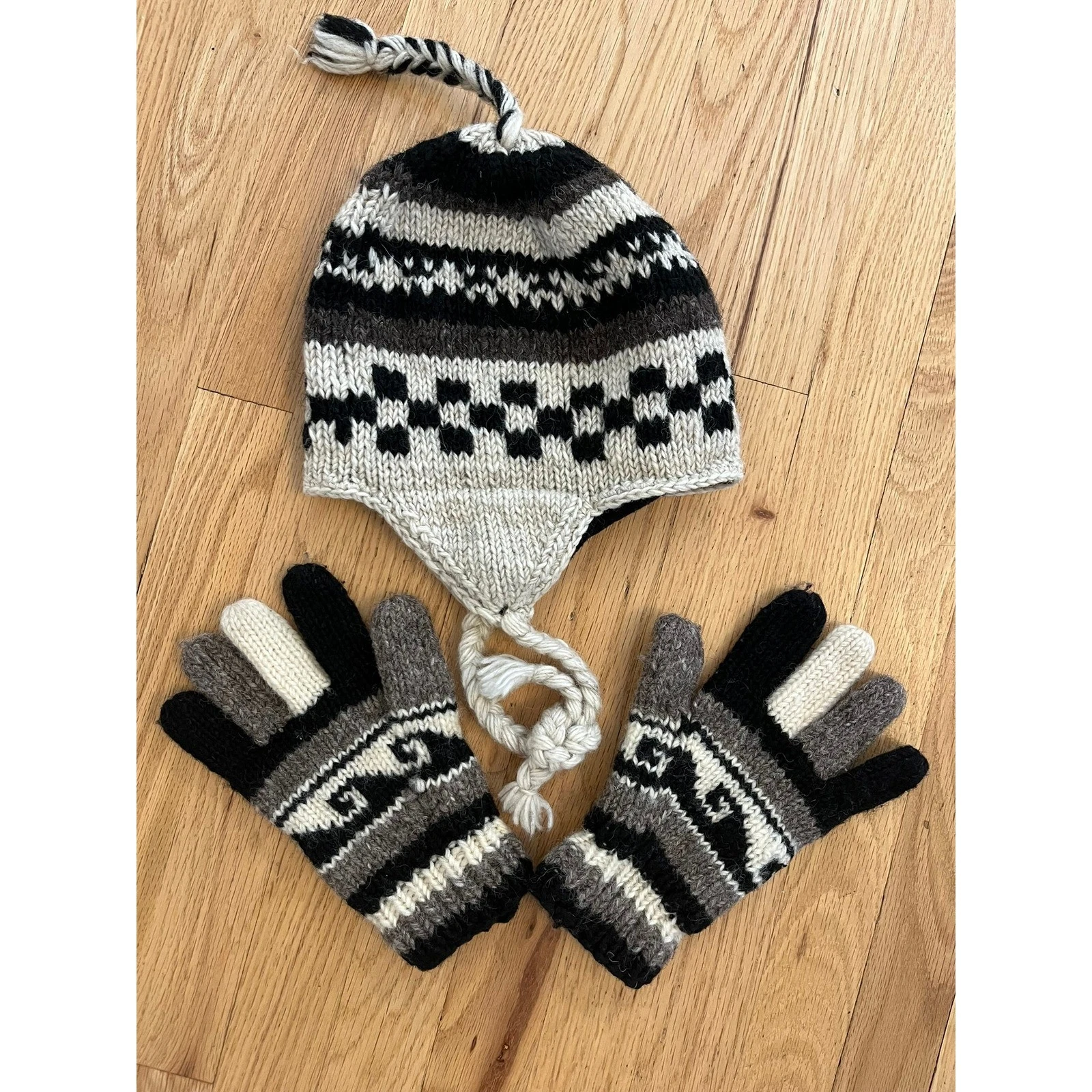 Handmade Nepal Wool Earflap Beanie Hat and Gloves Set Fair Isle Knit Grey
Opens in a new window or t