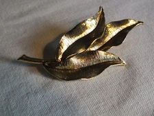 Beautiful Brooch Pin Gold Tone Shiny Leaf Design 3 1/2 x 1 1/2" NICE