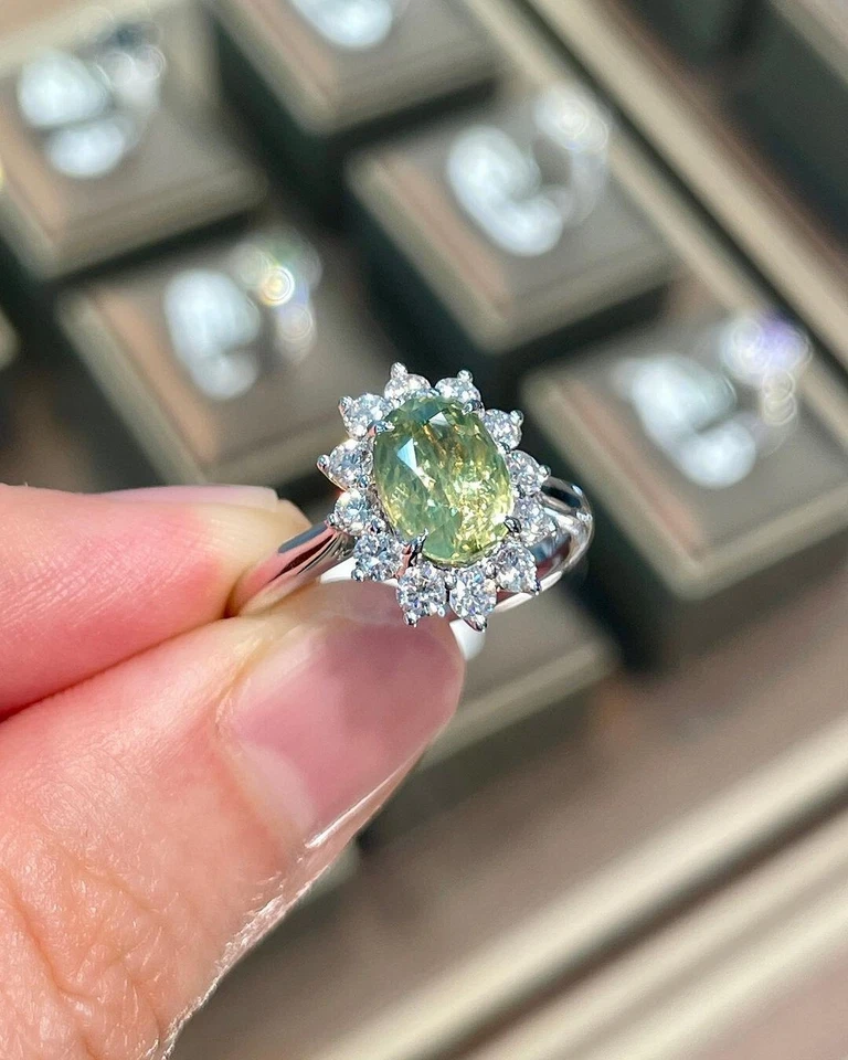 Alianza ovalada de diamantes y zafiros verdes naturales de 3,01 quilates de oro blanco sólido de 14 quilates Foto 2 de 4