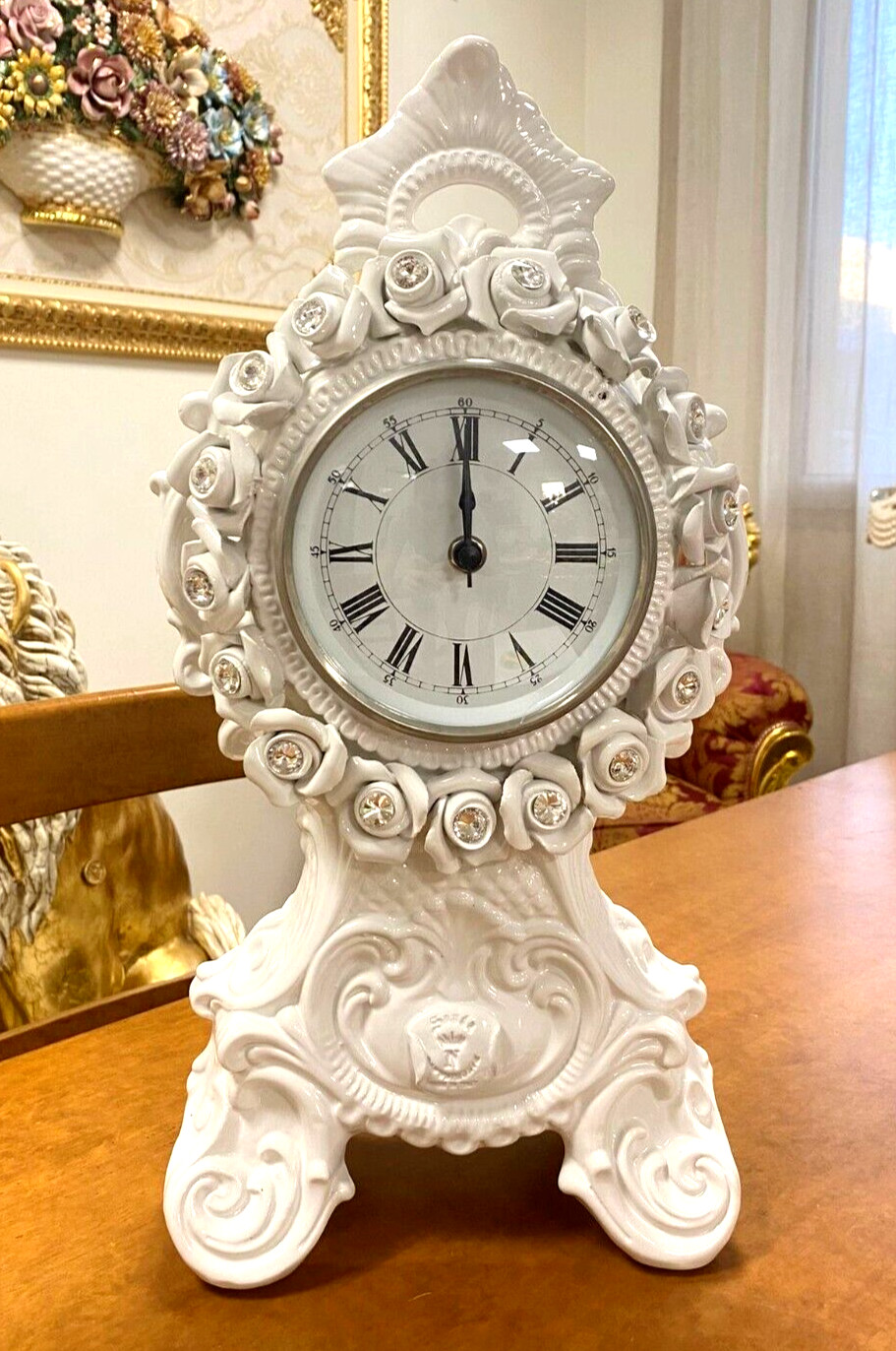Orologio da tavolo in porcellana bianca Capodimonte con Fiori rose e Swarovski