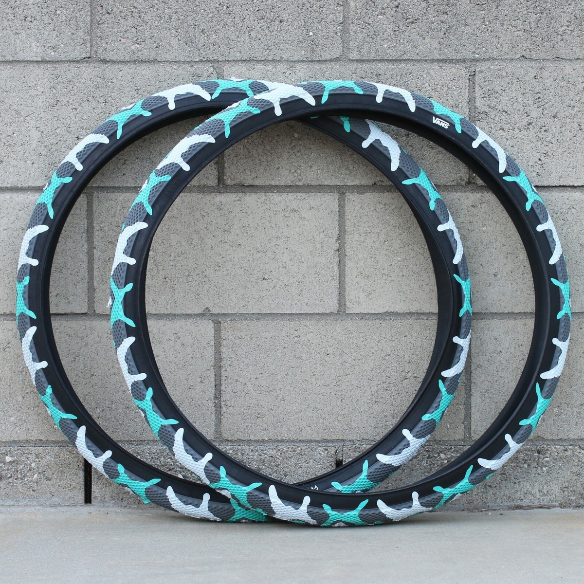 パーツ CULT VANS 29\"x2.10\" Camo Tire PAIR OF CULT BMX VANS BICYCLE TIRES 29 X 2.10