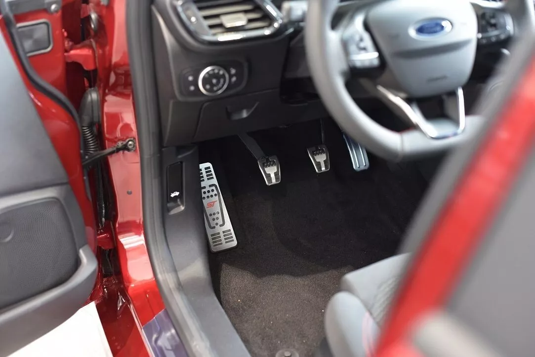 FORD FIESTA MK8 PUMA TREND TITANIUM FOOTREST ST LINE RED BLACK ACTIVE