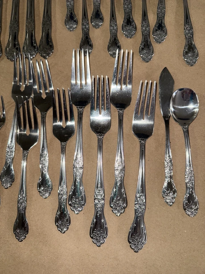 Rogers Oneida Stainless Floral Service For 4 With Serving And App. Forks 30pc - Image 3 of 4