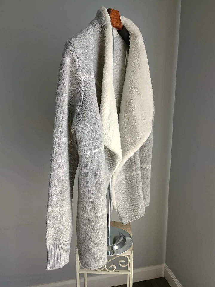 Adrienne Vittadini Sweater Jacket Gray & White Cozy Faux Fur Collar Size Medium - Image 2 of 4