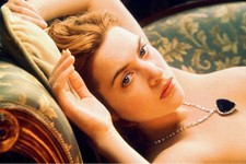 Póster Kate Winslet reclinada en sofá con collar clásico Titanic 24x36