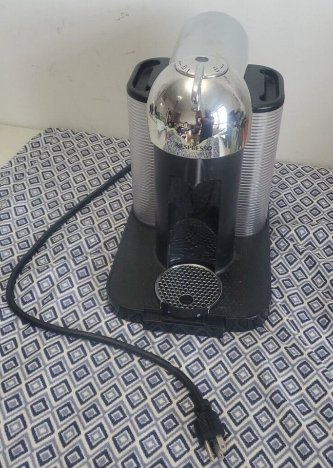 Máquina de café expresso NESPRESSO VertuoLine máquina de café com leite cromada (modelo GCA1) - Imagem 3 de 4