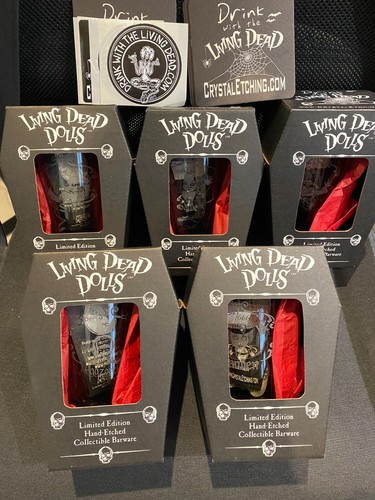 LIVING DEAD DOLLS SERIE1 BARWARE SET NEW - Photo 2/3