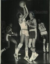1975 Press Photo Louie Nelson, guarded by Tom Van Arsdale at Jazz-Hawks game