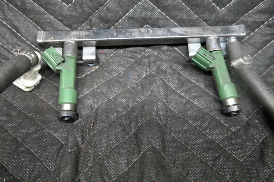 2014 ARCTIC CAT M8000 SNO PRO FUEL RAIL WITH INJECTORS SQUARE SB11 - Image 2 of 2