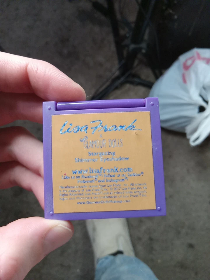 Lisa Frank x Glamour Dolls sombra de ojos brillo único iluminador dorado Foto 2 de 4