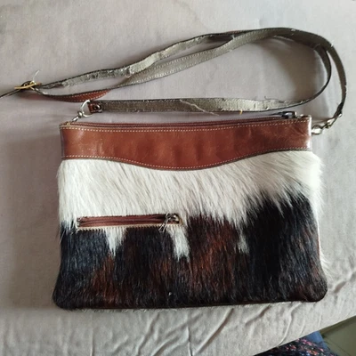Idée cadeau ! Joli petit sac à main ancien en cuir et peau de vache - Photo 1/3