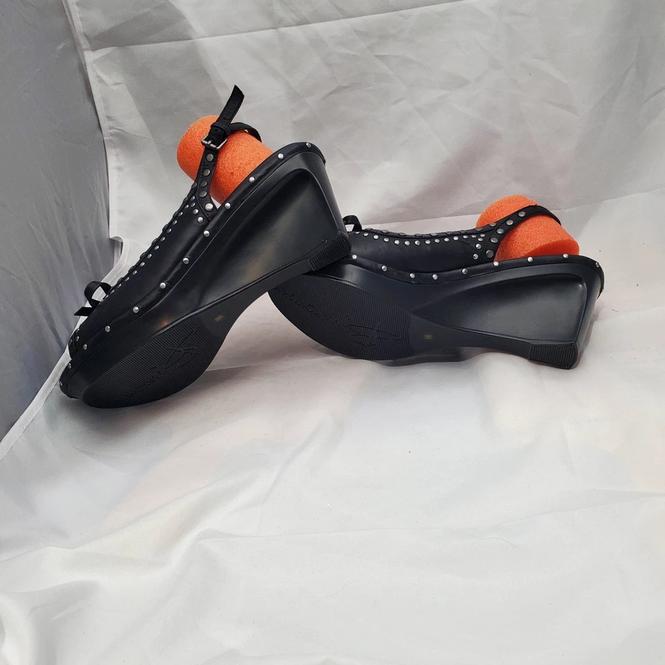 B Makowsky Cuero Negro Punta Abierta Eslinga Negro Astilla Tachonada Tacones de Cuña 9 M Foto 3 de 4