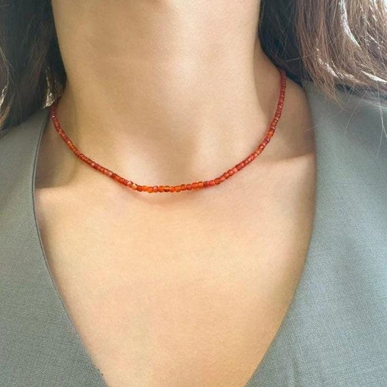 Delicados collares gargantilla de mujer de 18"" con cuentas redondas facetadas de cornalina de 2-3 mm Foto 2 de 4