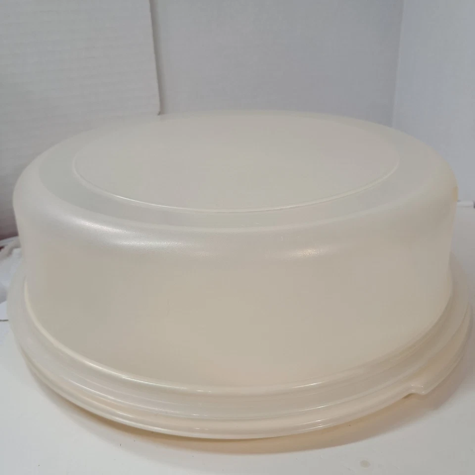 Vintage Rubbermaid Servin' Saver Cake Keeper Container Almond Round serving 0093 - Image 3 of 4