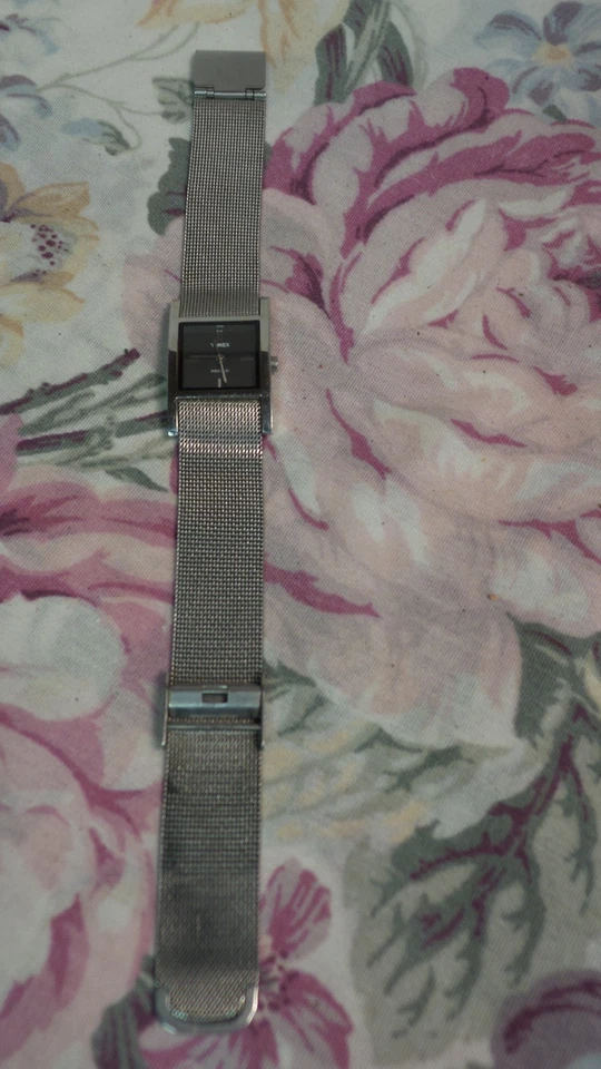 Timex Reloj Analógico Rectangular Cara Negra Tono Plateado Malla Correa Acero Inoxidable Foto 3 de 4