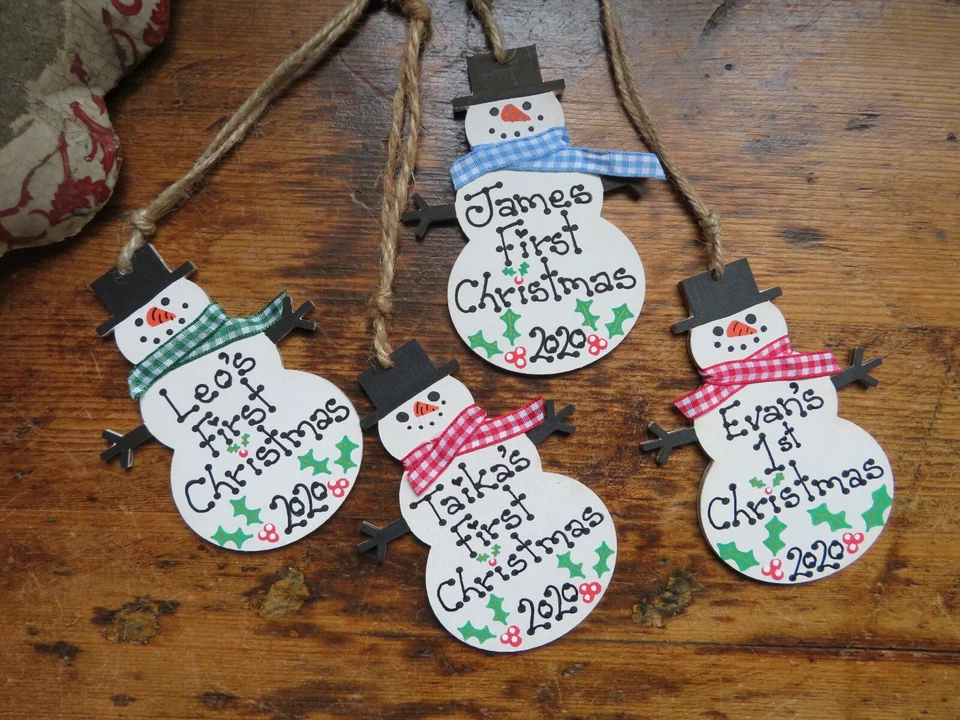 Personalisierte Babys erste Weihnachten 2025 Plakette Holzkugel Dekoration Geschenk 1. - Bild 4 von 4