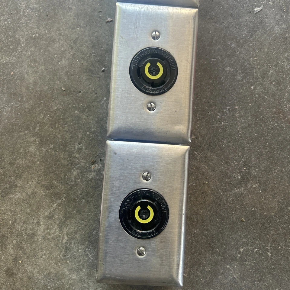 Lote de 4 Hubbell Twist-Lock 20A 125V con carcasa Thomas & Betts y cubierta de acero inoxidable Foto 2 de 4