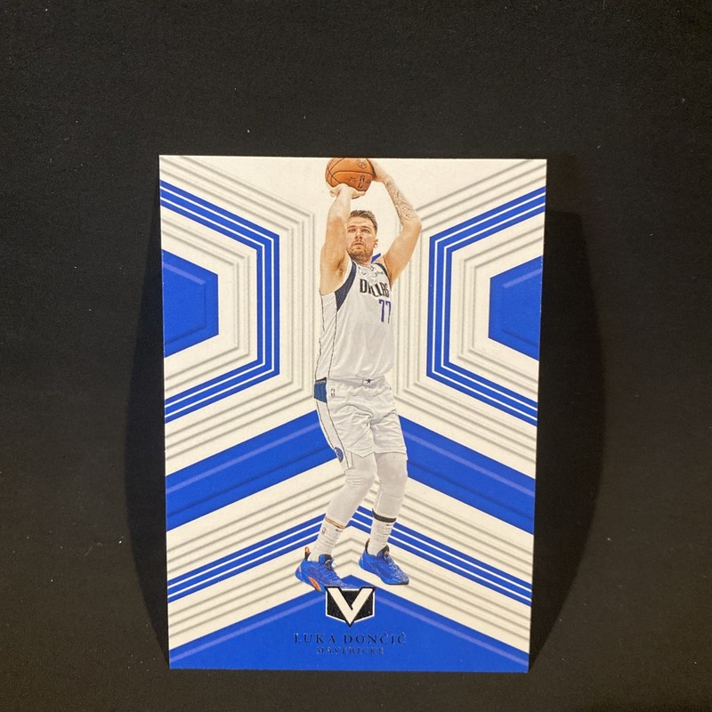 2022-23 Panini Chronicles - Vertex Luka Dončić #175