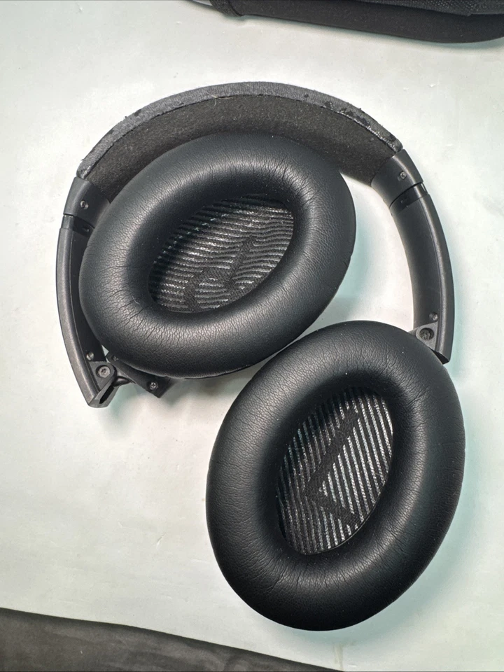 Bose QuietComfort 35 II Wireless Noise Cancelling Headphones W/ Case Works - Image 4 of 4