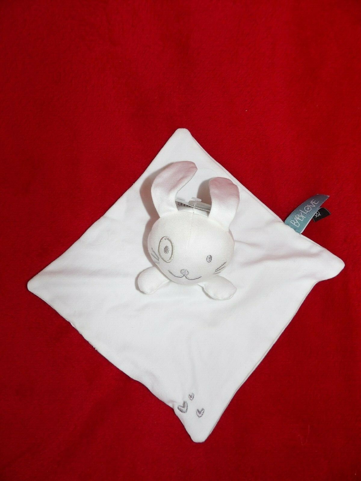 Doudou lapin Babylove blanc carré avec cœur gris brodé idéal comme cadeau de naissance