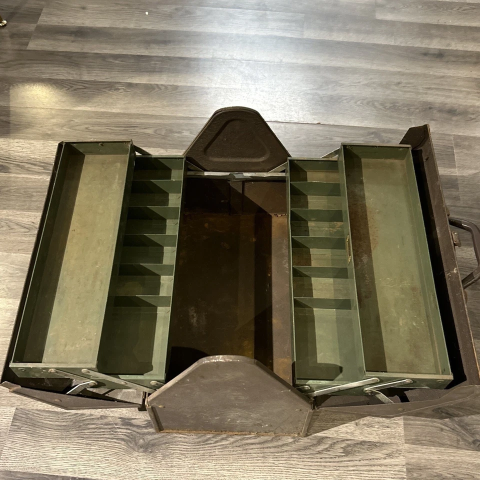 VTG KENNEDY CANTILEVER TOMBSTONE COFFIN HIP ROOF TOOL BOX W/GREEN FOLD OUT TRAYS - Image 4 of 4