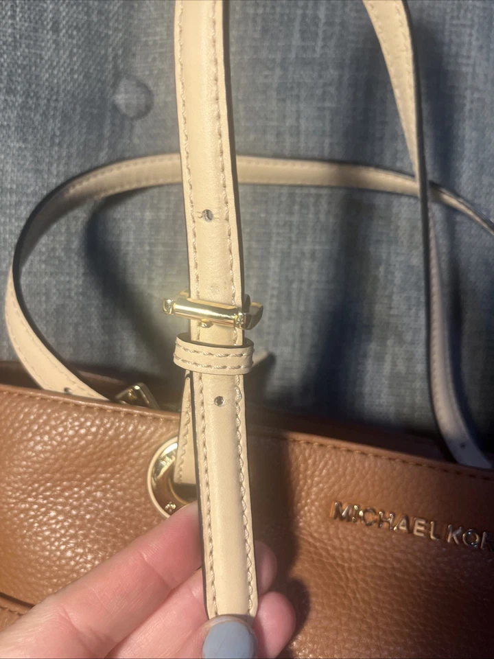 Bolso de Mano Michael Kors Cuero Bedford Marrón Bellota con Herrajes Dorados y Correas Tostadas Foto 3 de 4