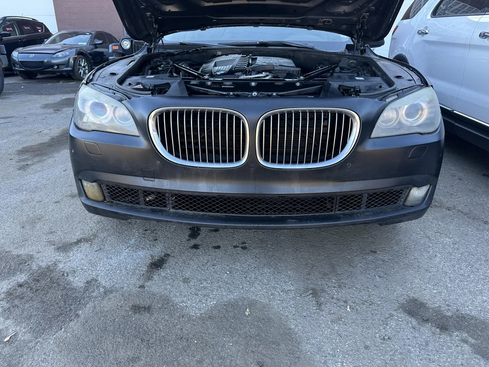 Used Front Bumper Assembly Front fits: 2012 Bmw 740I park assist w/o side view c Foto 3 de 4