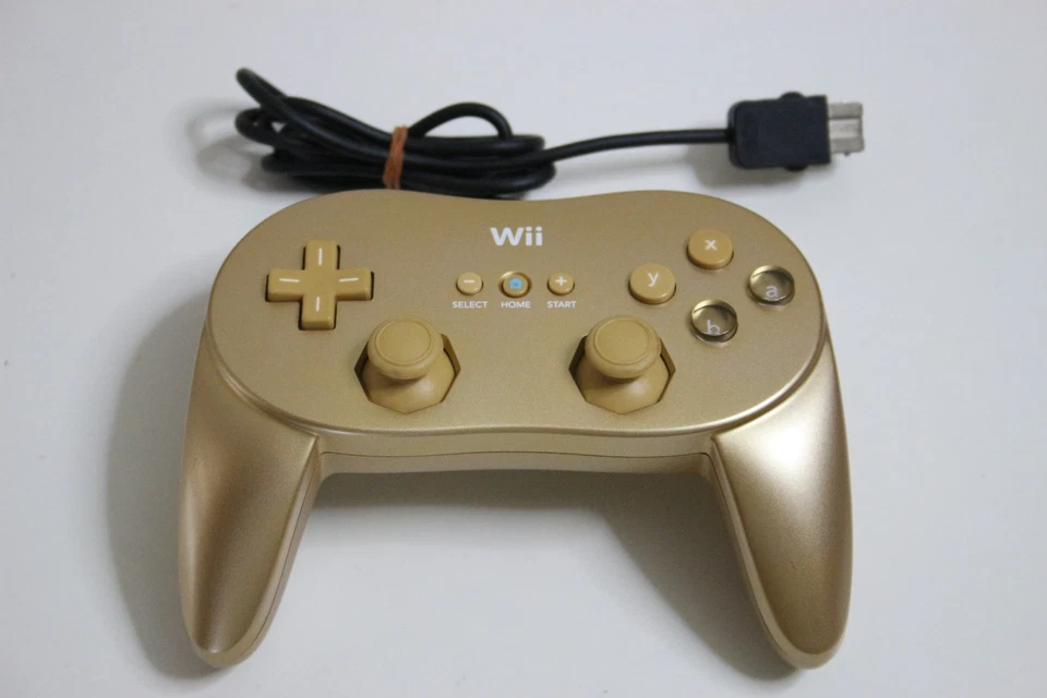 Club Nintendo Wii Zelda Golden Remote, ClassicController, Nunchuck & Handle Gold - Image 4 of 4
