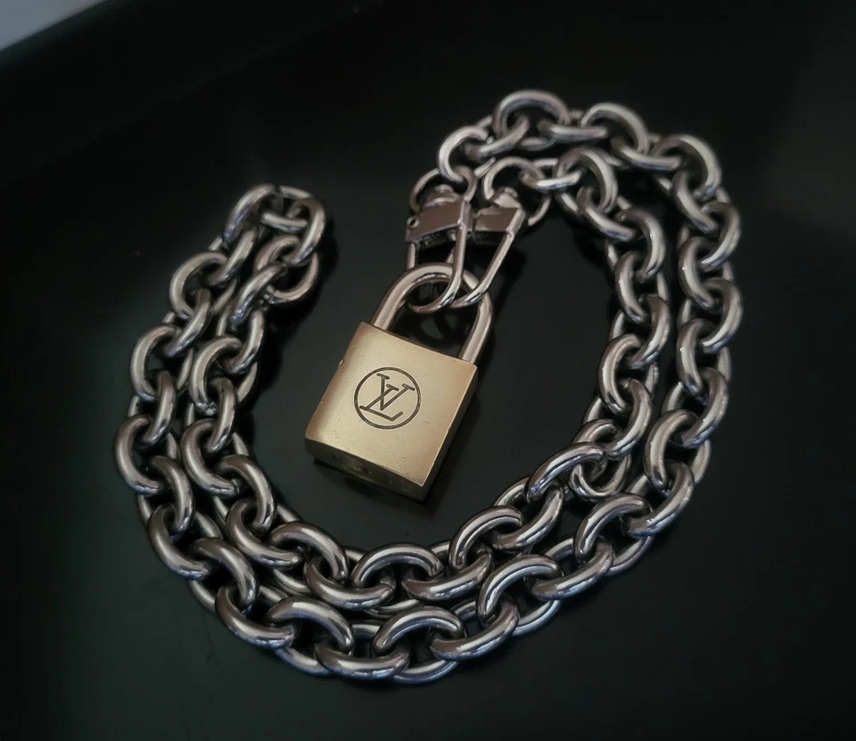 Autêntico cadeado Louis Vuitton vintage (SEM CHAVE) e colar de prata sem marca - Imagem 3 de 4