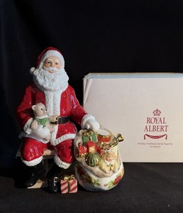 ROYAL ALBERT OLD COUNTRY ROSES SANTA FIGURINE Limited Edition # 1000/2000