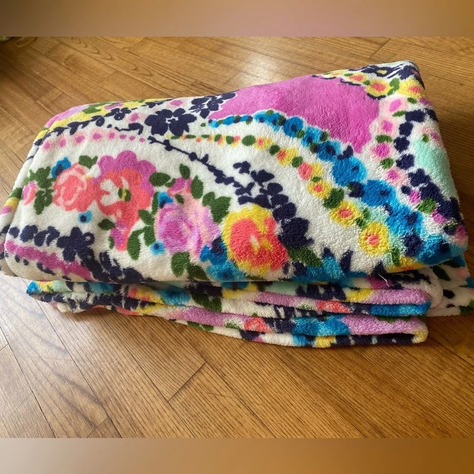 Vera Bradley Paisley Throw blanket Cottagecore classic nostalgia Some pulls EUC - Image 2 of 4
