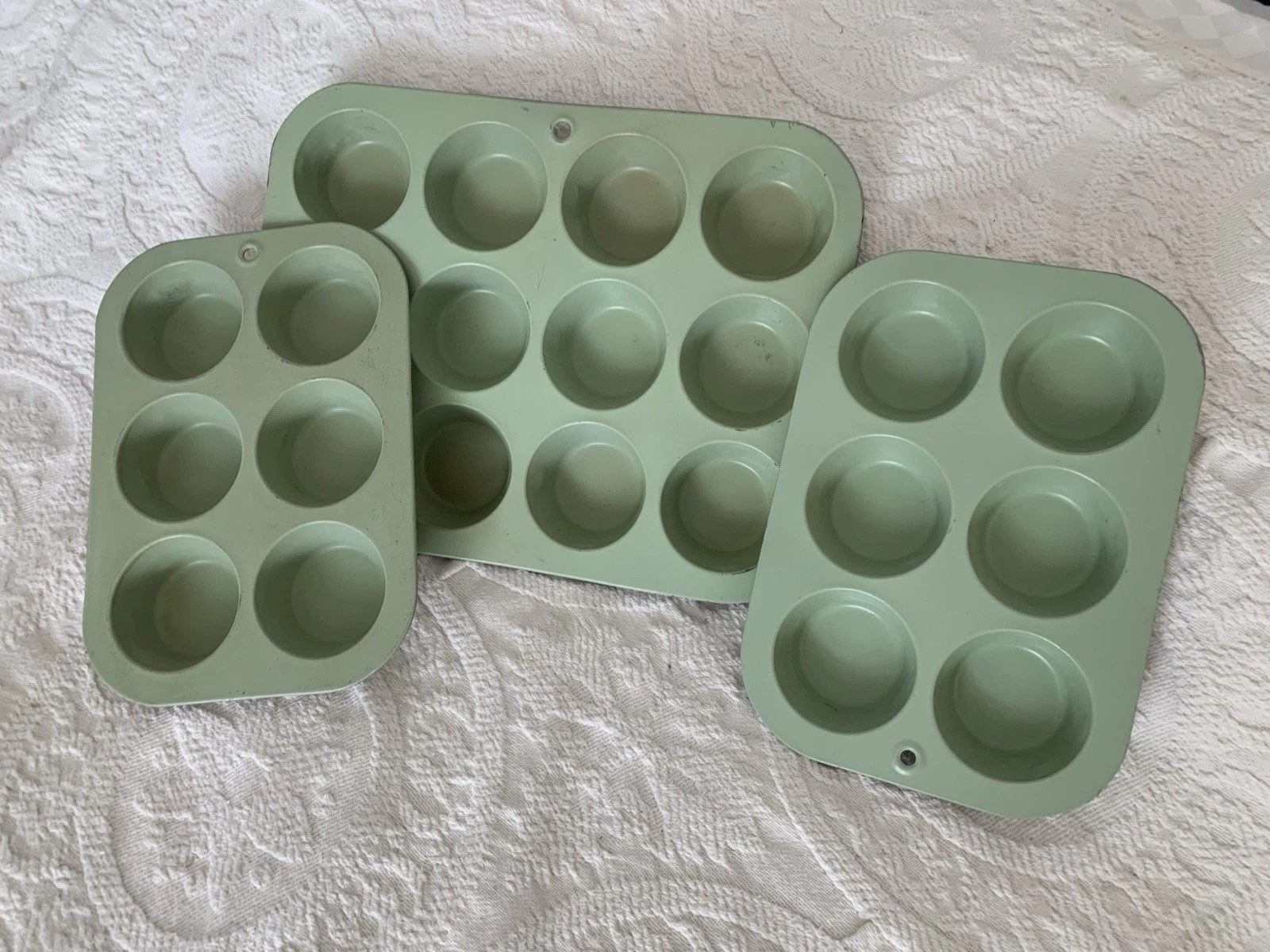 Lot of 3 Vintage Mint Green Mirro Aluminum Muffin Tins/Pans- 2 Sixes & 1 Twelve
Opens in a new windo