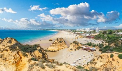 Wandbild: Landschaft mit Praia dos Tres Irmaos, berühmtem Strand an der [...]