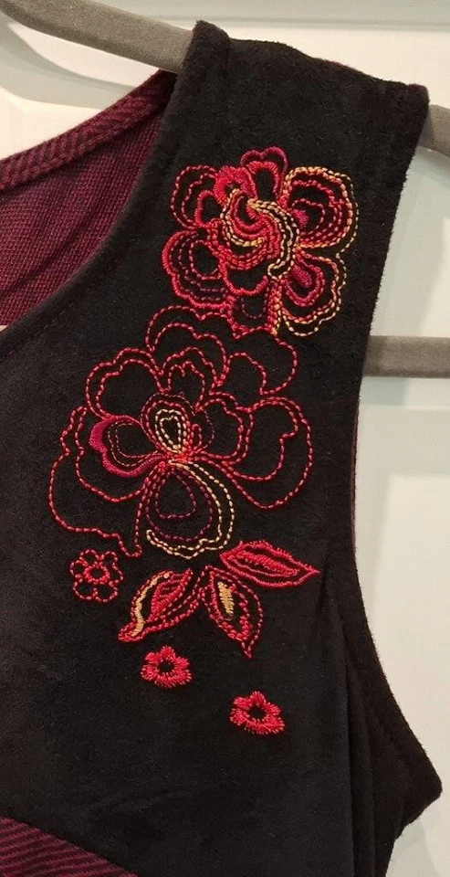 Coline Kleid, Gr. M rot, weinrot, knielang, Stickerei, hinten zum Binden neu  - Bild 4 von 4