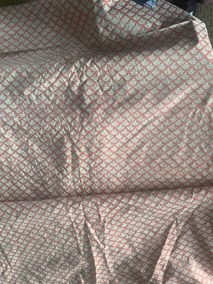 Tela con patrón de Marianne Groves Brothers en coral y tostado 4,10 yardas Foto 2 de 4