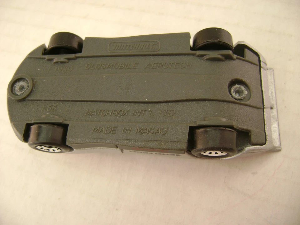 1990 MATCHBOX SUPERFAST MB62 SILVER/GRAY OLDSMOBILE AEROTECH NEW IN BOX - Image 3 of 3