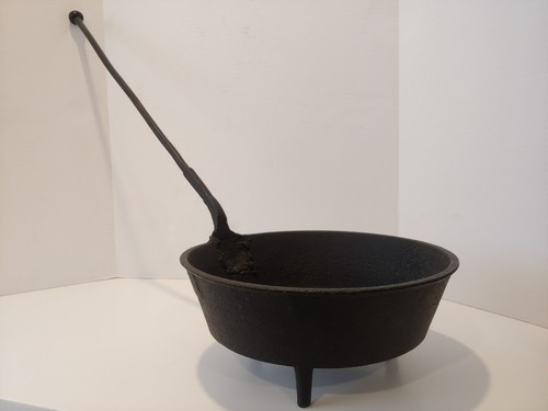 Antique Cast Iron Gate Marked Spider Pot with Long Handle - Primative Cookware