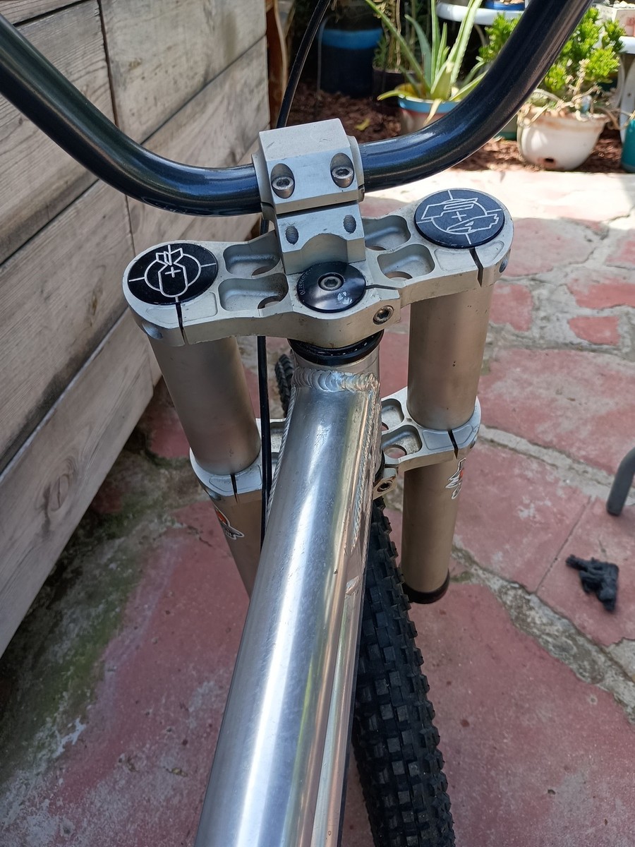 Tête de fourche EMD Bombshell pour tubes de 39mm